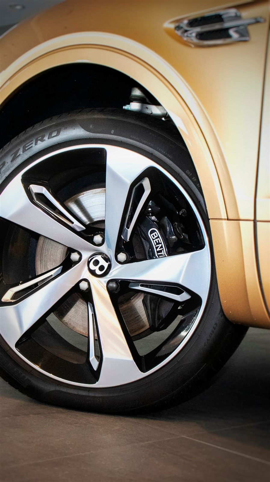 Bright machined alloy wheel with a precision two-tone finish